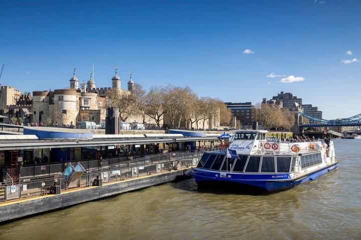 River Thames Evening Cruise with Sparkling wine and Canapés