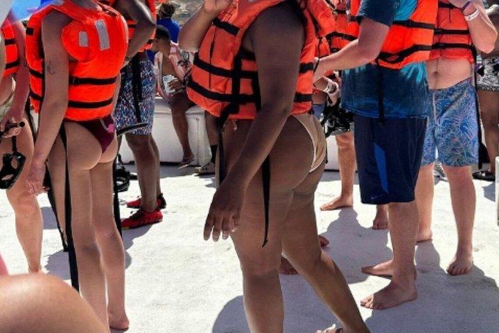 Cabo San Lucas Boat Tour with Snorkeling, Open Bar, and Lunch
