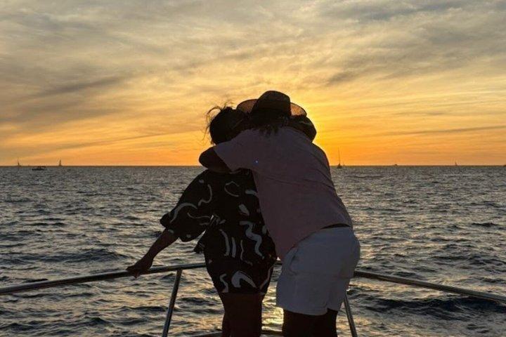 Cabo Private Sunset Yacht Tour: Dinner, Drinks and Arch Views
