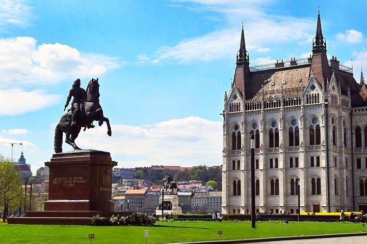 From Vienna: Budapest and Bratislava guided day trip with cruise