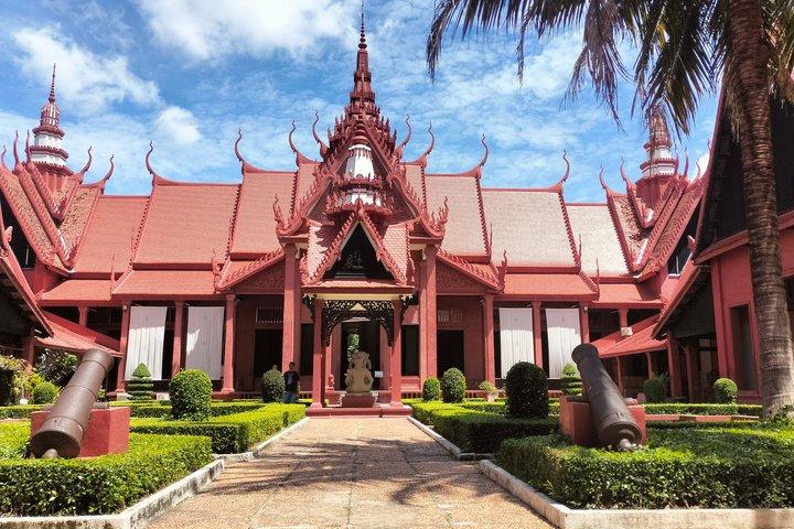 Private Tour of Phnom Penh's Must-Sees by Tuk Tuk