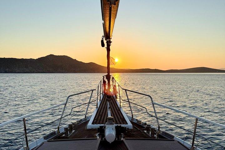 South Coast Premium Sail Cruise–Lunch, Drinks, Swim & Sunset