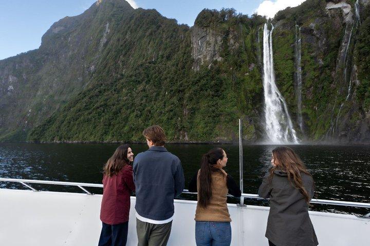 Milford Sound Coach and Cruise Tour from Queenstown with Flyback