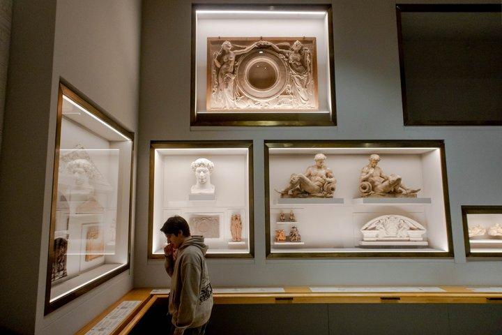 Louvre Museum Private Guided Tour with 6 Guests Max