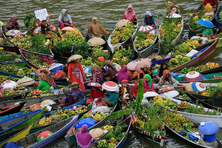 Floating Market and Railway Market Tour in Bangkok
