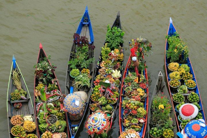 Floating Market and Railway Market Tour in Bangkok