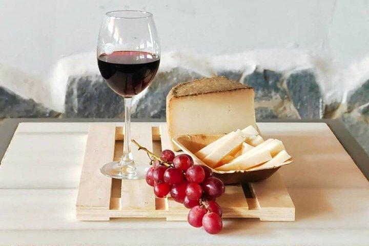 Guided Tour Montesdeoca Cheese Factory - Cheese and Wine Tasting