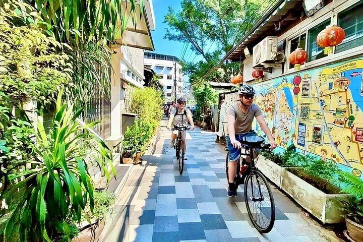 Bangkok Bike Tour: Chinatown, Flower Market & Turtle Feeding