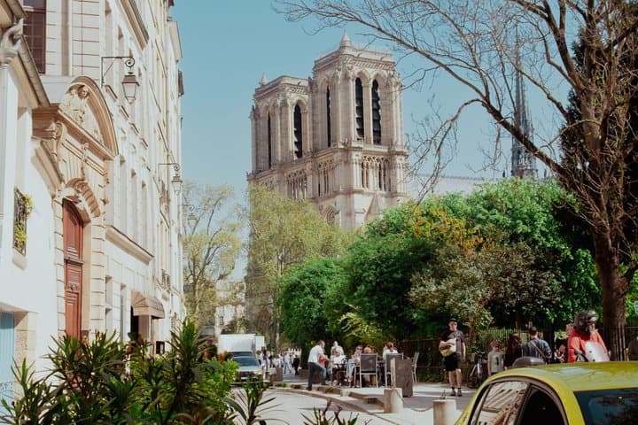 Île de la Cité Guided Tour & Exterior Notre Dame