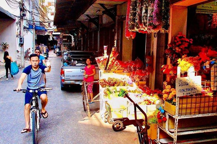 Bangkok Bike Tour: Chinatown, Flower Market & Turtle Feeding