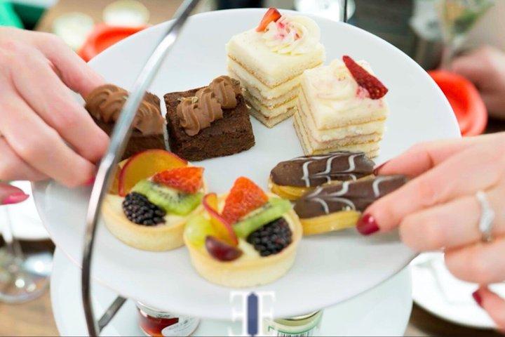 Buckingham Palace & Afternoon Tea Sightseeing Tour with PG Tips