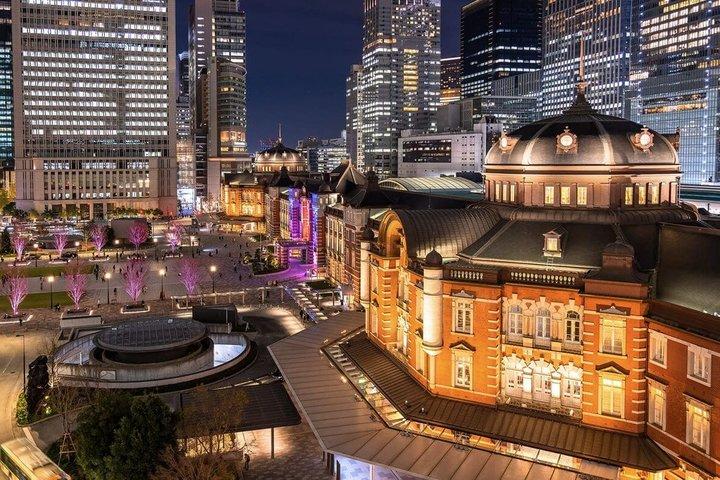 Tokyo walking tour around Imperial Palace and Tokyo Station