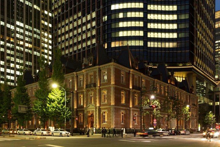 Tokyo walking tour around Imperial Palace and Tokyo Station