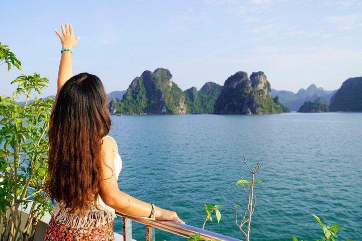 Halong Alova Premium Day Tour with Transfer, Buffet & Kayaking