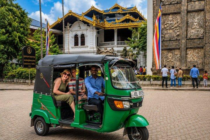 All Inclusive Colombo Private Tuk Tuk Tour Entry Fees and Snacks