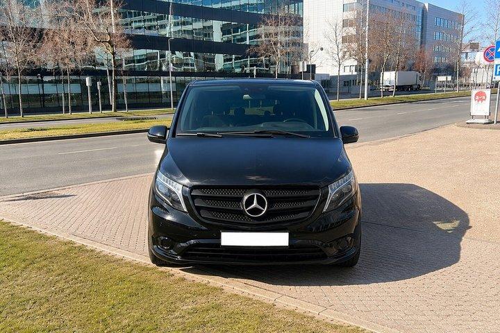 Private Transfer between Vienna Airport and Vienna City.