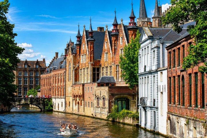 Bruges Guided Small Group Day Trip from Paris with Canal Cruise