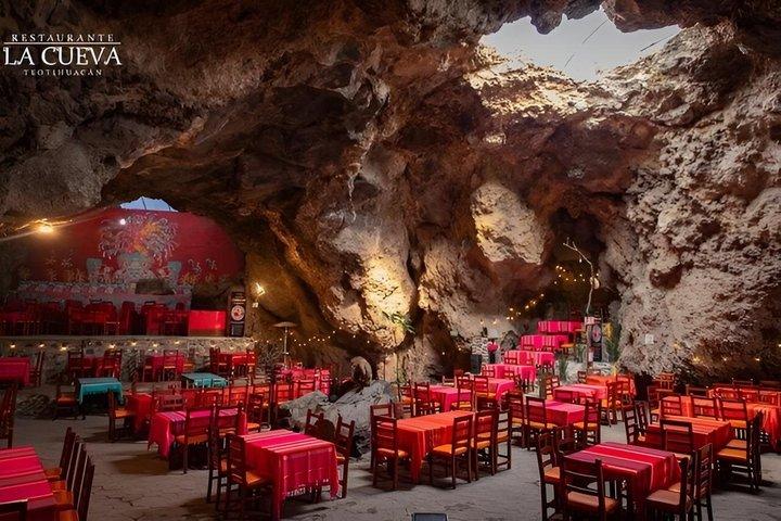 Teotihuacan Pyramids | Pick up Hotel | Breakfast in Cueva