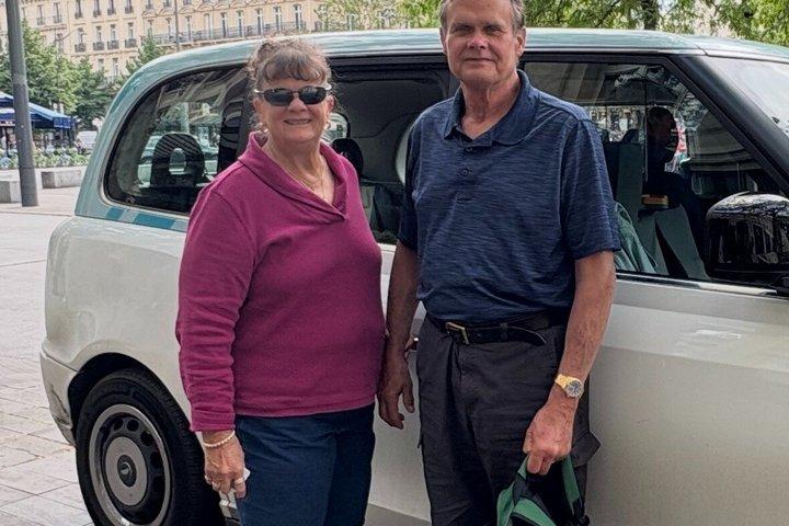 Paris Private Tour in a Classic Electric London Cab