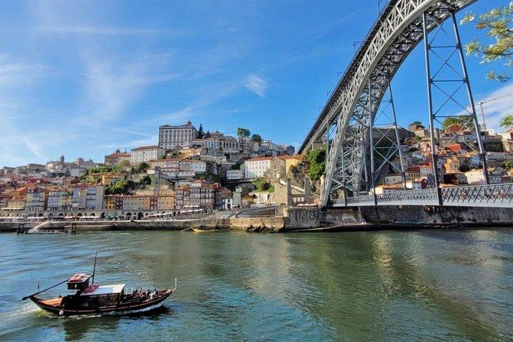 From Porto: Transfer to Lisbon with up to 3 City Stops