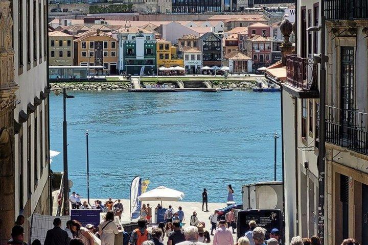 From Porto: Transfer to Lisbon with up to 3 City Stops