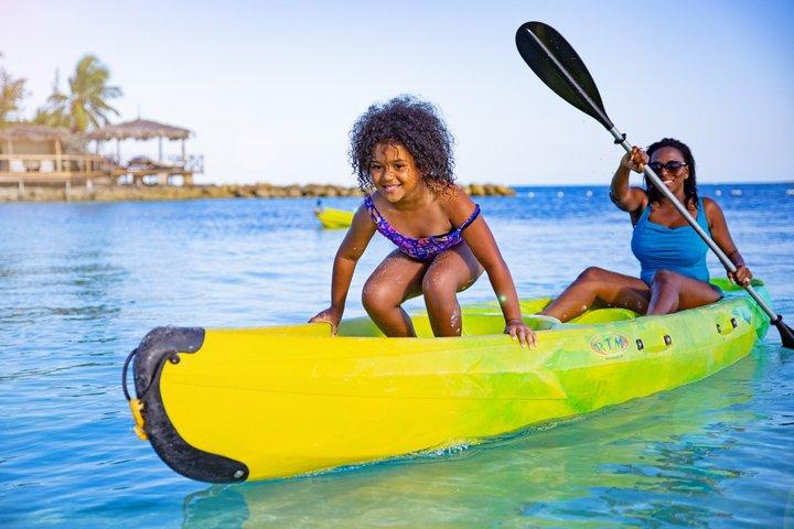 Nassau: Pearl Island Beach Escape & Bahamian Lunch - Day Trip