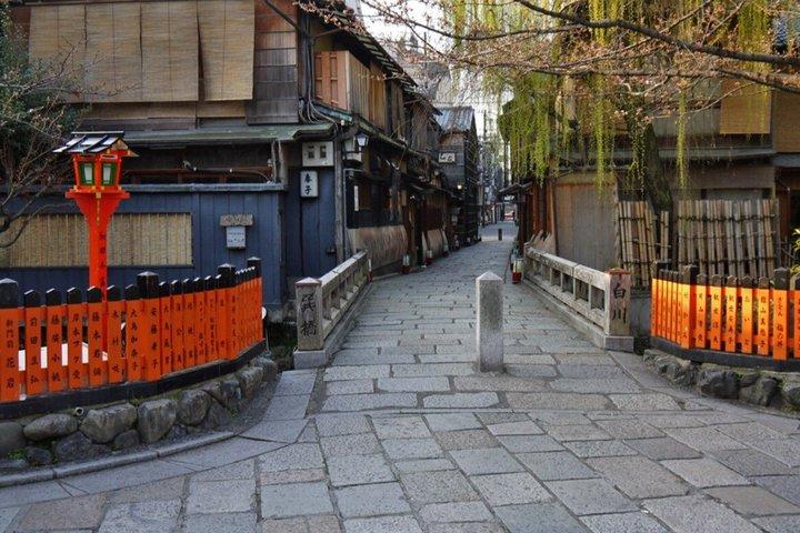 Kyoto: Meet the Geisha with Gion Historic Walking Tour