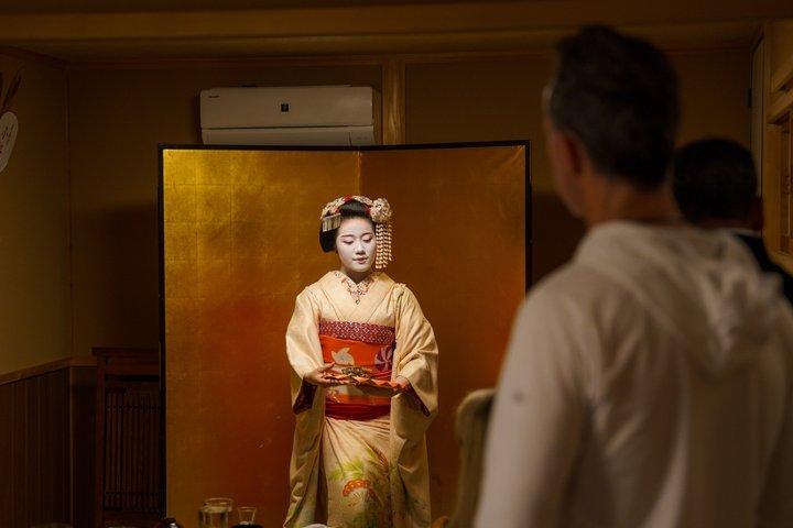 Kyoto: Meet the Geisha with Gion Historic Walking Tour