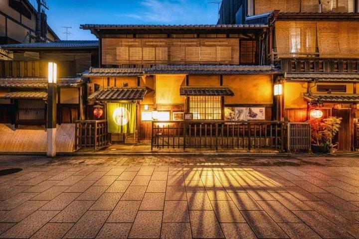 Kyoto: Meet the Geisha with Gion Historic Walking Tour
