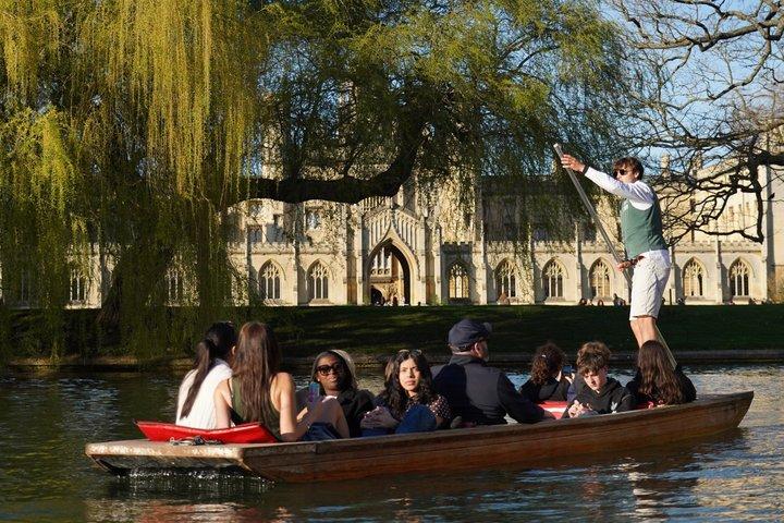 Cambridge Student-Led Shared Punting Tour (English or Chinese)