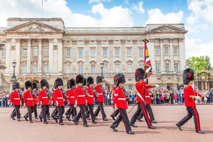 Buckingham Palace and Changing of the Guard Walking Tour