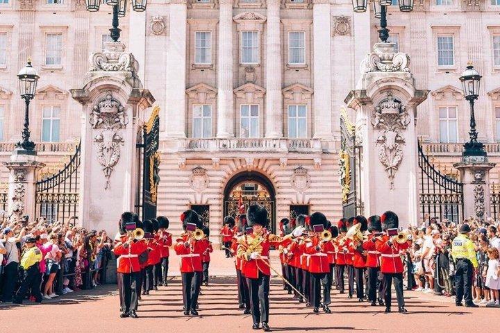 Buckingham Palace and Changing of the Guard Walking Tour
