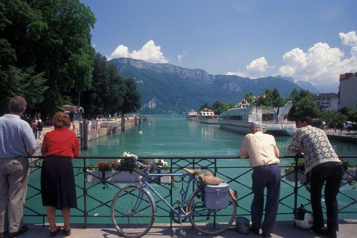 Annecy Lake Walking Tour Experience