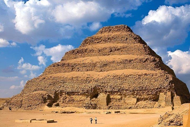 Private Full-Day Tour to Giza Pyramids, Sphinx, Saqqara & Memphis