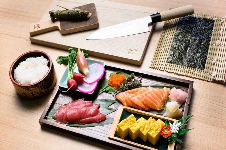 Tokyo: Tsukiji Fish Market Food Culture Tour & Sushi Making Class