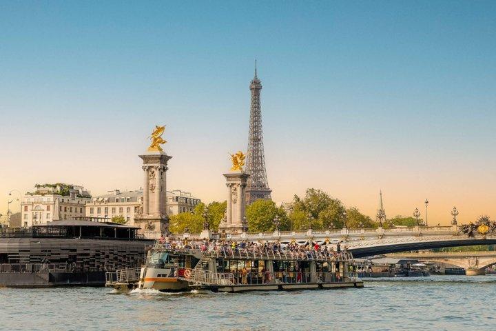 Seine River Sightseeing Cruise with Eiffel Tower Views