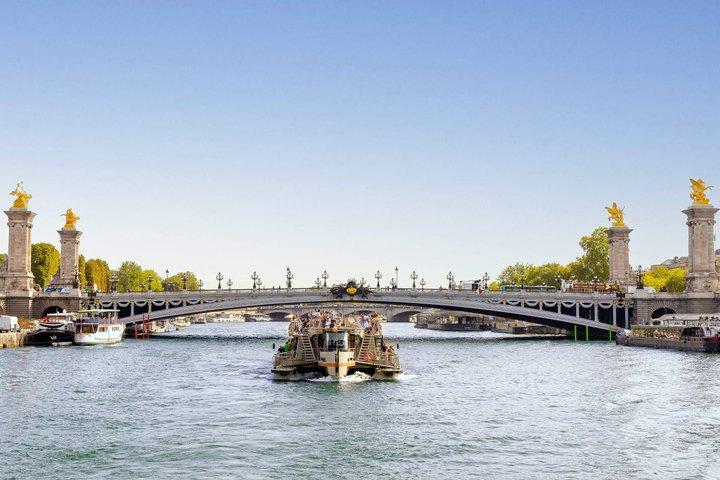 Seine River Sightseeing Cruise with Eiffel Tower Views