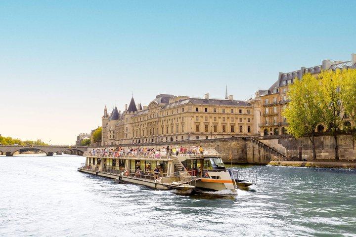 Seine River Sightseeing Cruise with Eiffel Tower Views