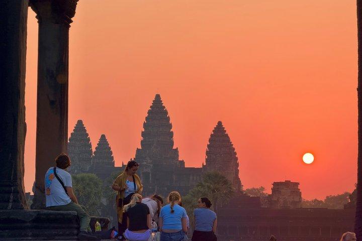 Private Angkor Wat Sunrise Tour with Breakfast & Snacks