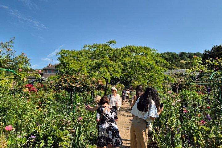 Paris to Giverny Half Day Trip Monet's House & Gardens by Minivan