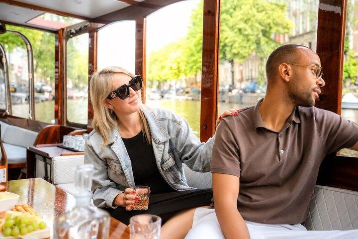 Amsterdam Small-Group Canal Cruise Including Snacks and Drinks