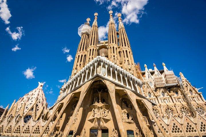 Gaudí's theatrical tour of the Sagrada Familia exterior