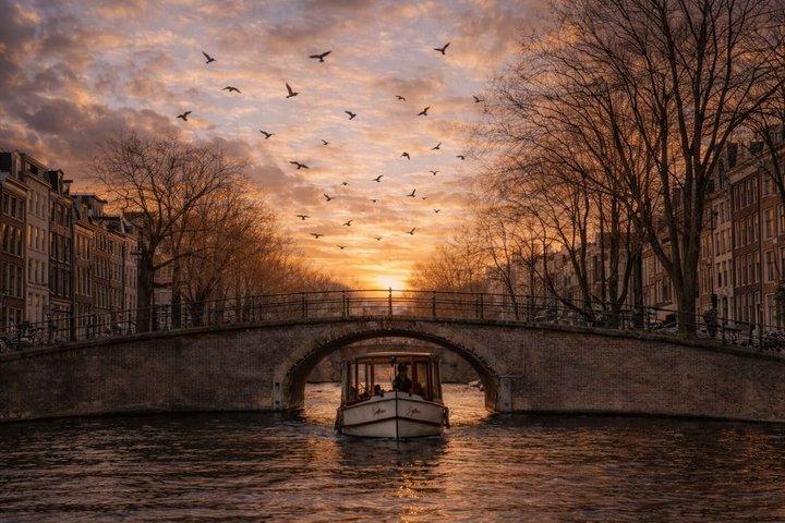 Amsterdam Evening Canal Cruise with Live Guide and Bar