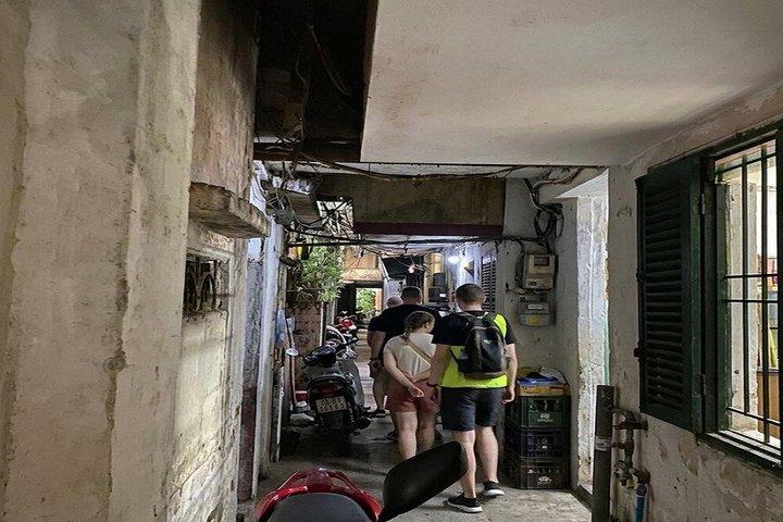 Best Hanoi Street Food Tour: Train Street & Hidden Alleyways