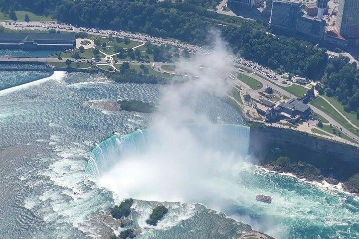One hour Aerial Tour of Toronto and Niagara Falls with iflyTOTO