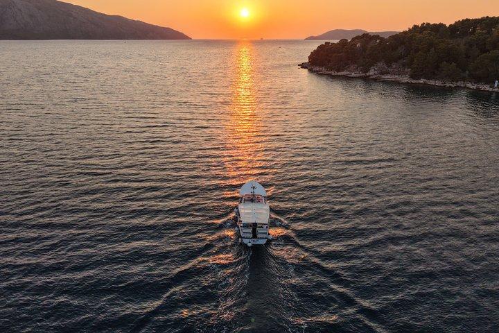 Sunset Boat Tour with unlimited wine,drinks & Music at Stari Grad