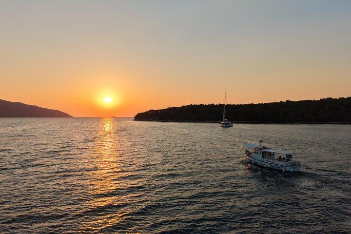 Sunset Boat Tour with unlimited wine,drinks & Music at Stari Grad
