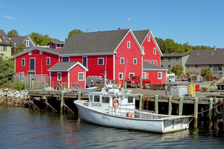 Peggy’s Cove, Lunenburg & 2 Hidden Gems – Full Day Tour
