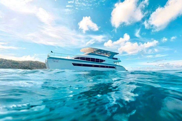 Pattaya: Full Day Luxury Yacht cruise with premium lunch set