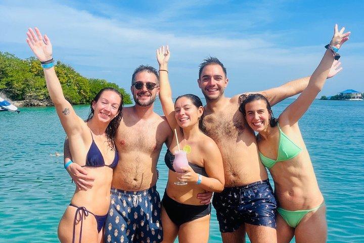 Cartagena 5-Stop Island Hop Boat Party with Lunch, Cholon & Baru